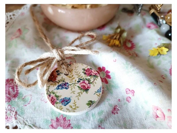 Médaillon en faïence fleurie anglaise , esprit liberty