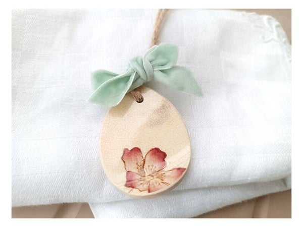 Médaillon oeuf en faïence fleurie ivoire et rose