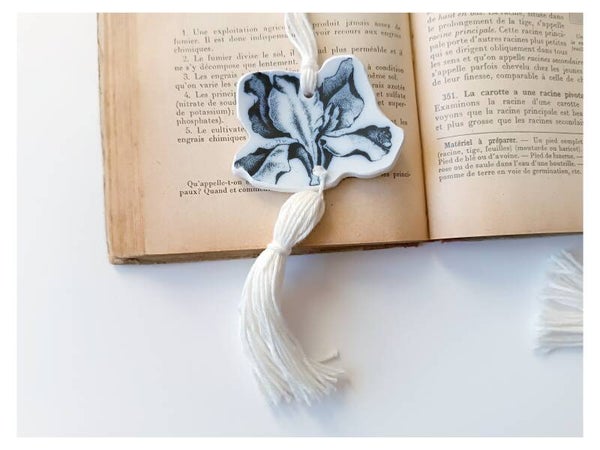 Suspension fleur , Iris bleu , Faïence terre de fer Badonviller