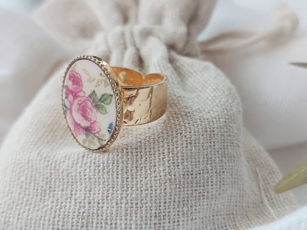 Bague Pénélope  , faïence anglaise fleurie recyclée , laiton doré à l'or fin