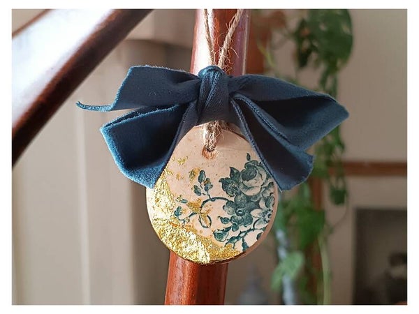 Grand médaillon, eglantines bleues , Gien et feuille d'or , velours bleu / vaisselle ancienne recyclée