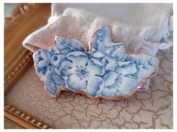 Broche Cerisier, faïence de Saint Amand , branche fleurie / vaisselle ancienne recyclée