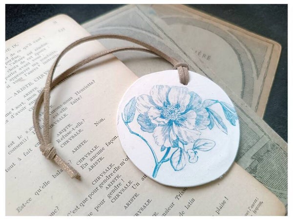 Médaillon d'hiver , fleur bleue , argile blanche sérigraphiée