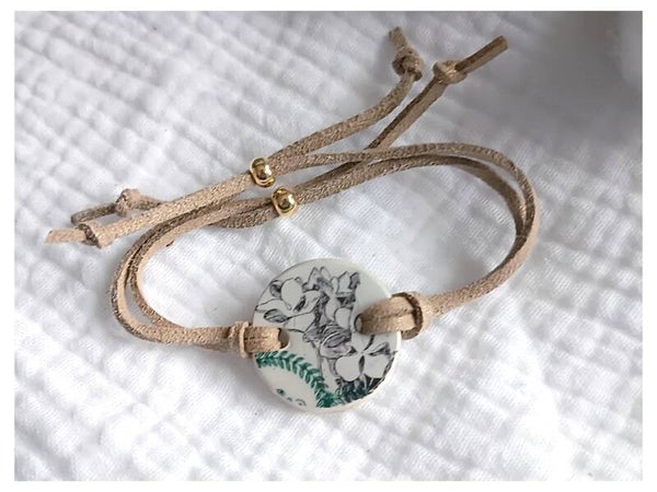 Bracelet Clotilde , faïence Saint Amand Hamage vert sérigraphié fleurs noires .