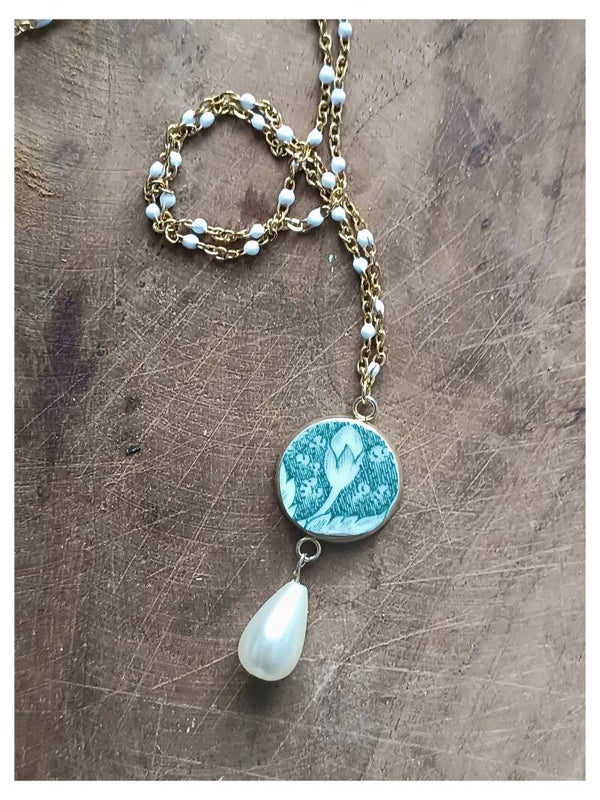 Collier Carla  ,  chaînette perlée blanche et or  , faïence Pexonne verte