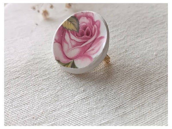 Broche Julia , porcelaine anglaise recyclée, fleur de rose