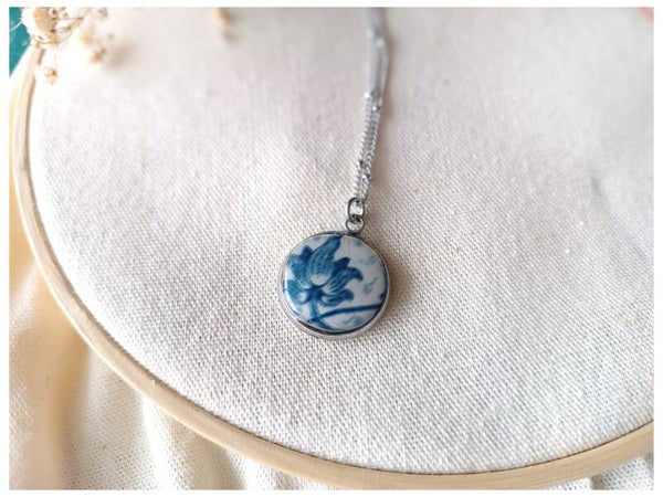 Collier Maya ,  faïence de gien recyclée , chaîne argentée , décor baroque bleu profond