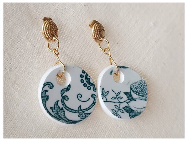 Boucles d'oreilles pendantes , Garance  , faïence Saint amand terre de fer recyclée, campanules bleues