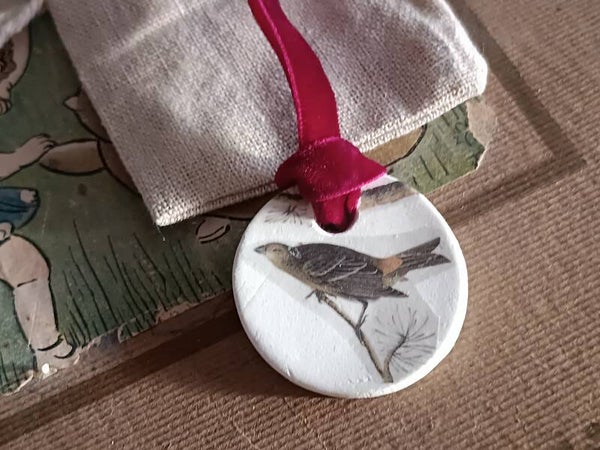 Médaillon d'hiver oiseau exotique Argile blanche sérigraphiée , décoration à suspendre
