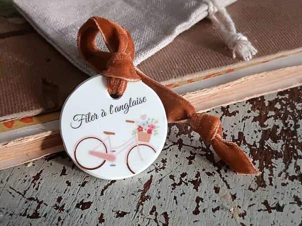 Médaillon Feel good, Filer à l'anglaise, faïence ivoire vintage recyclée.