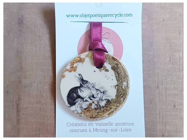 Médaillon d'hiver , Famille lapins , faïence dorée à la feuille , vaisselle recyclée