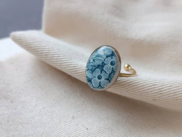 Bague , Marie-Louise, bleue faïence Saint Amand Hamage recyclée , jonc dorée