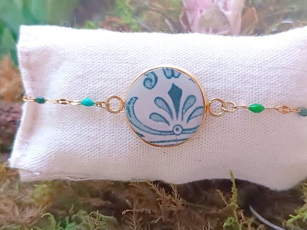Bracelet Myosotis, faïence de Gien recyclée, chaîne perlée bleu/ vert