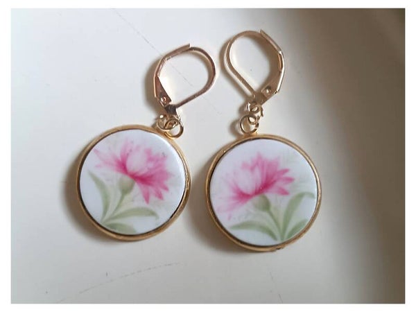 Boucles d'oreilles Billy, porcelaine anglaise Royal Albert , fleur d'œillet rose , acier inoxydable doré