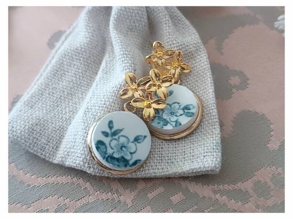 Boucles d'oreilles fleuries , Madeleine, faïence de Longwy " Mai" , fleurs bleues,  vaisselle recyclée