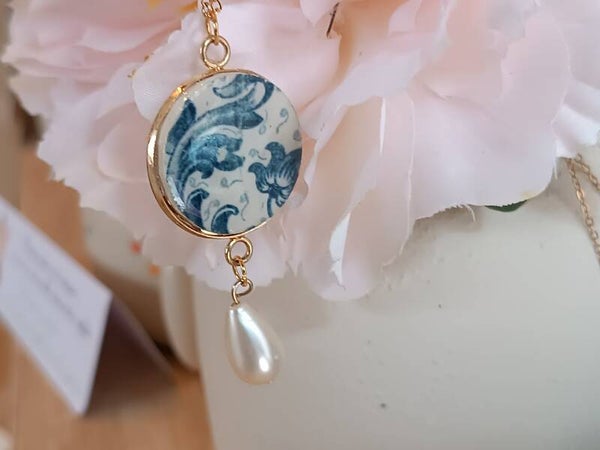 Collier Dalila , Faïence de Gien rinceaux recyclée bleue, perle, acier inoxydable doré