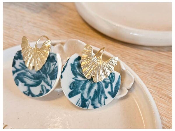 Boucles d'oreilles Elia, faïence de Lyon bleu recyclée, Ginkgo doré
