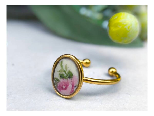 Bague Candice , faïence anglaise fleurie liberty recyclée, monture dorée