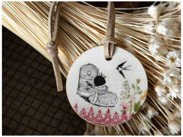 Collection Petites bêtes, médaillon en faïence Gien recyclée, fillette et Hirondelle, décoration à suspendre