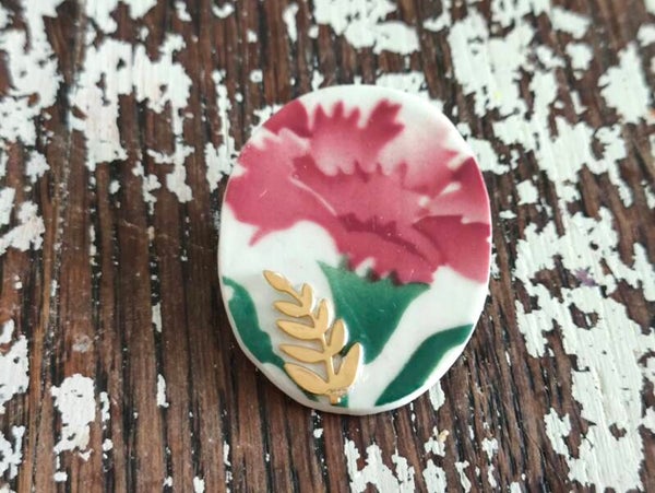 Grande broche Alma , faïence de Digoin recyclée , oeillets roses, vaisselle ancienne recyclée