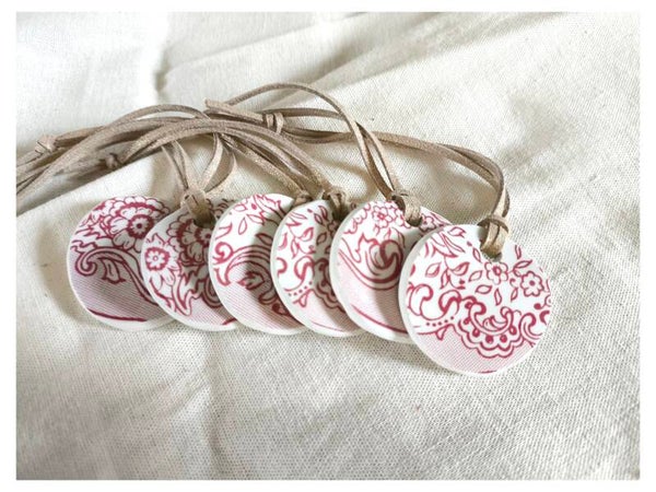 Médaillon poétique en faïence anglaise Staffordshire rose, fleurs et Rinceaux, vaisselle ancienne recyclée