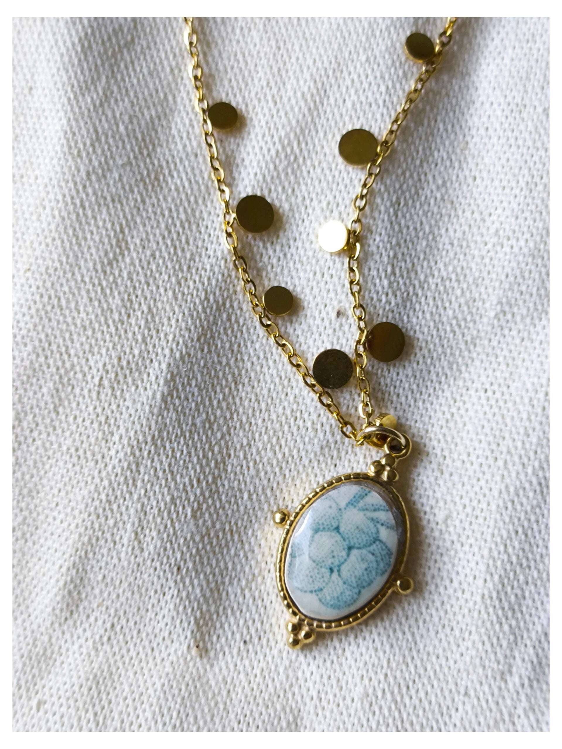 Collier Cléo, faïence de Choisy le Roi recyclée, terre de fer bleue , mûre acier inoxydable doré