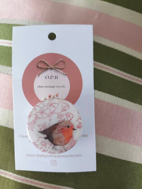 Broche rouge gorge, faïence anglaise rose fleurie