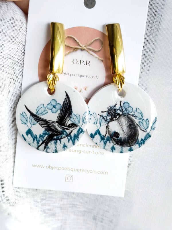 Boucles d'oreilles Air de printemps, faïence Sarreguemines recyclée Julianna bleu , sérigraphiée hirondelle et coccinelle