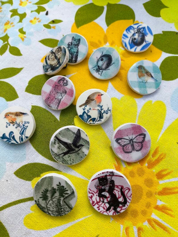 Broches en faïence ancienne recyclée, contes et jardin