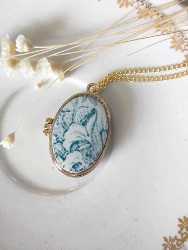 Collier ancien porte-photo – Faïence bleue de Sarreguemines XIXe | Bijou en vaisselle recyclée