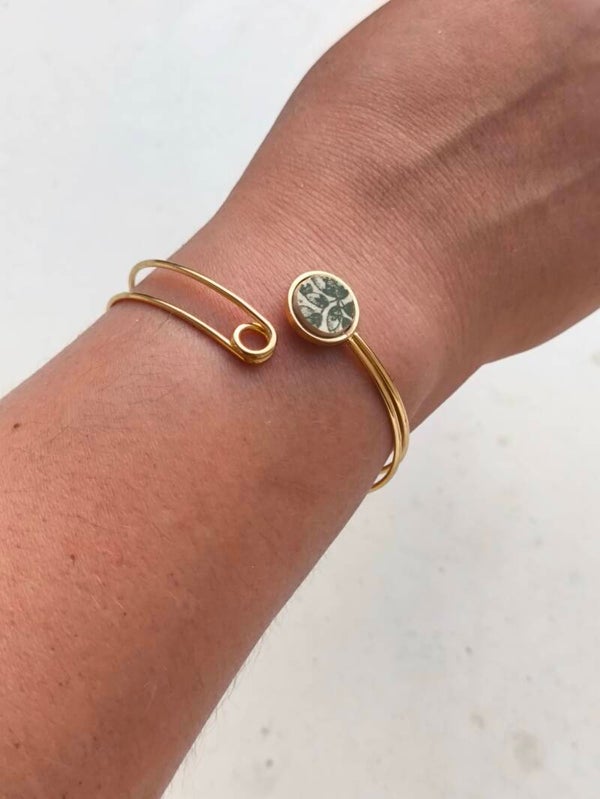 Bracelet manchette Isaure , faïence de Sarreguemines verte recyclée, modèle Géranium, vaisselle ancienne terre de fer