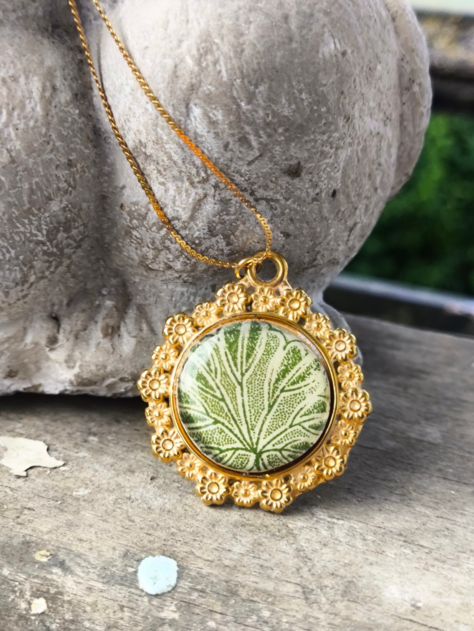 Collier Gina ,faïence recyclée Sarreguemines 1900 – Bijou unique doré à l’or fin | Cadeau artisanal poétique – Noces de faïence