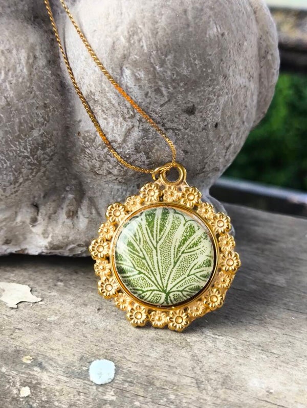 Collier Gina ,faïence recyclée Sarreguemines 1900 – Bijou unique doré à l’or fin | Cadeau artisanal poétique – Noces de faïence