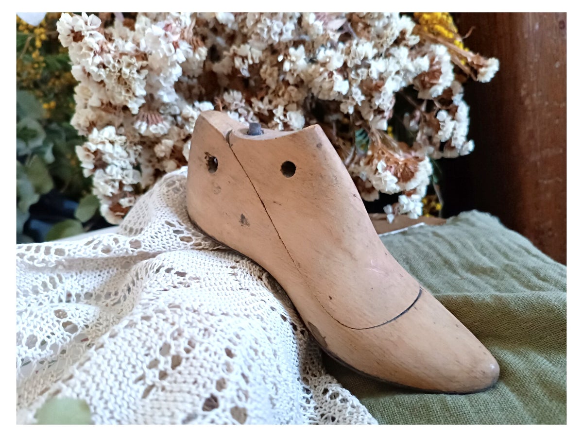PAIRE ANCIEN EMBAUCHOIR forme chaussure en bois outil de cordonnier déco atelier EUR 44,90 - FR