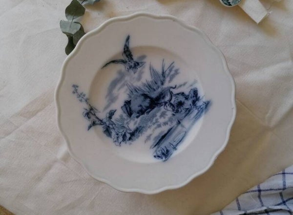 Plat sur piédouche Fables , faïence anglaise Brown Westhead Moore