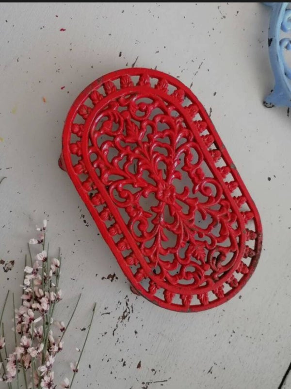 Dessous de plat rouge en métal émaillée ancien