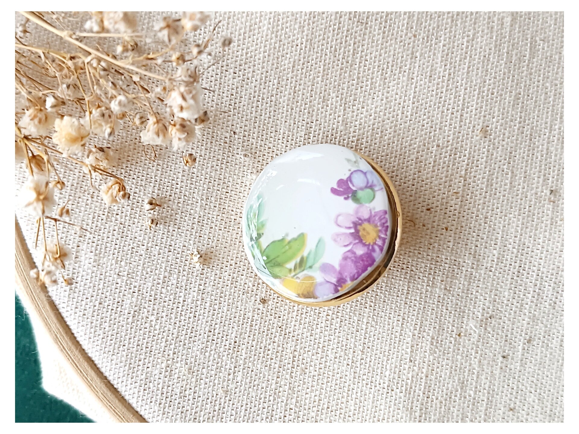 Broche Elia , faïence ceranord, petites fleurs violettes