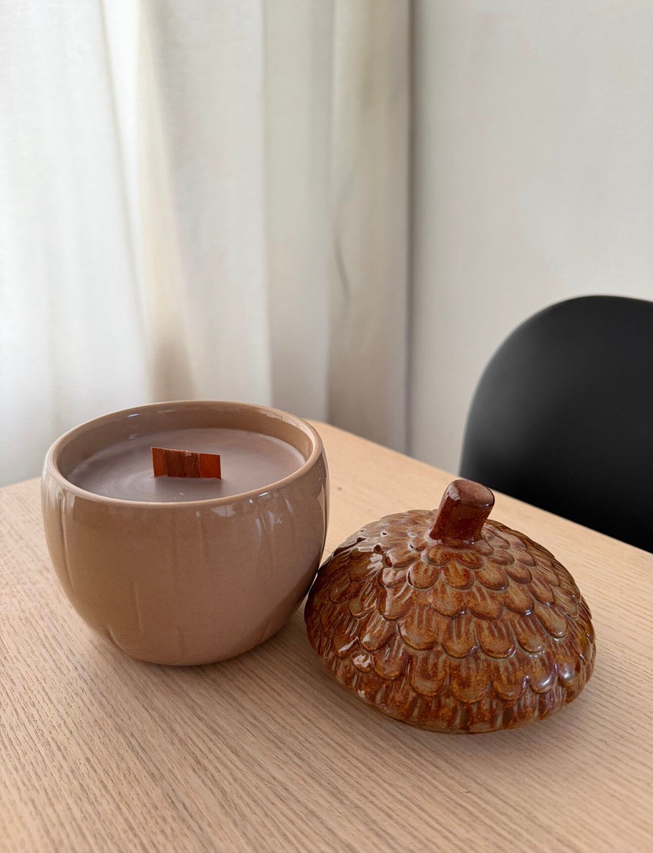 Mooie herfst kaars in eikel pot