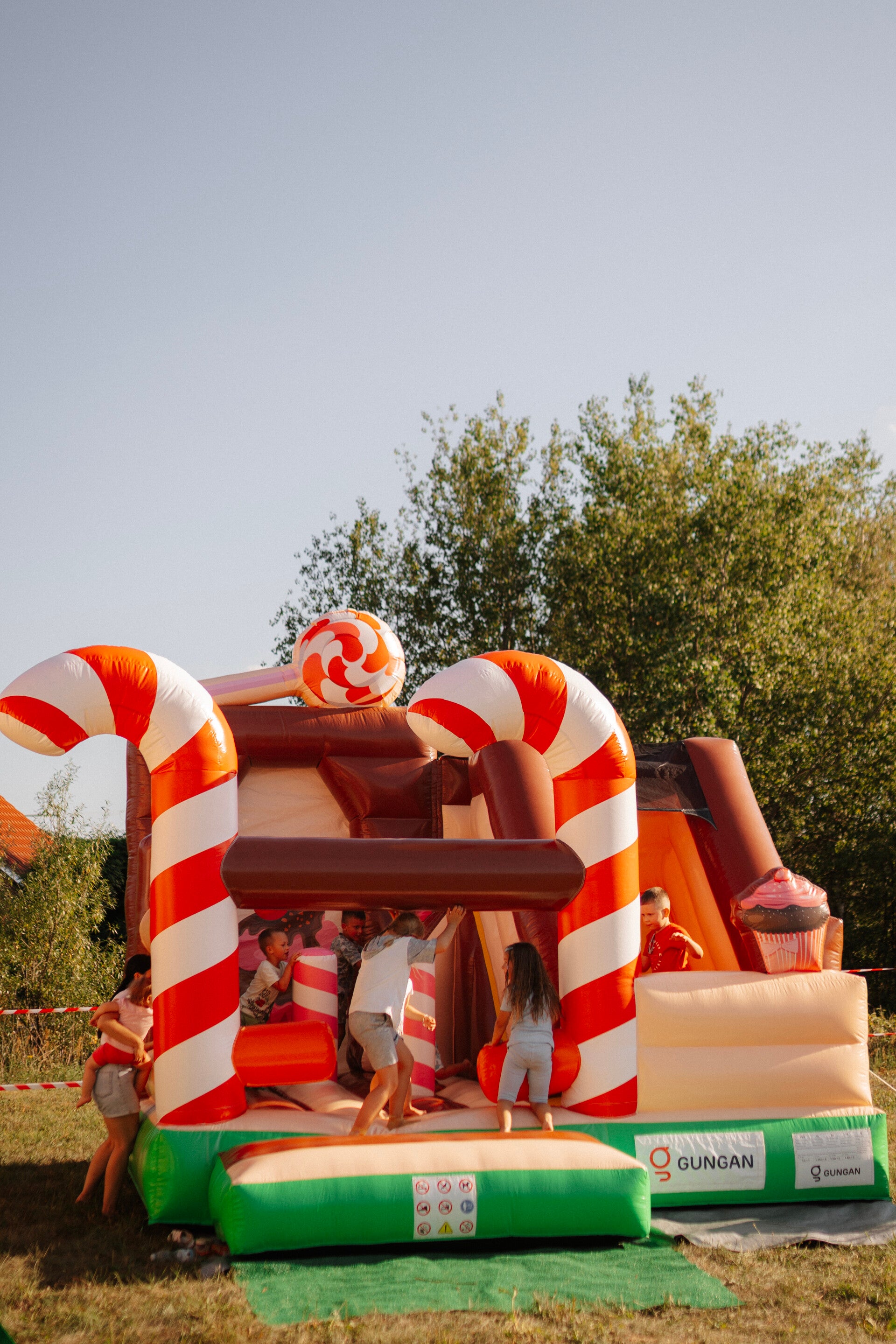 Dmuchaniec ze zjeżdżalnią Combo z motywem cukierków – Dziuba.fun