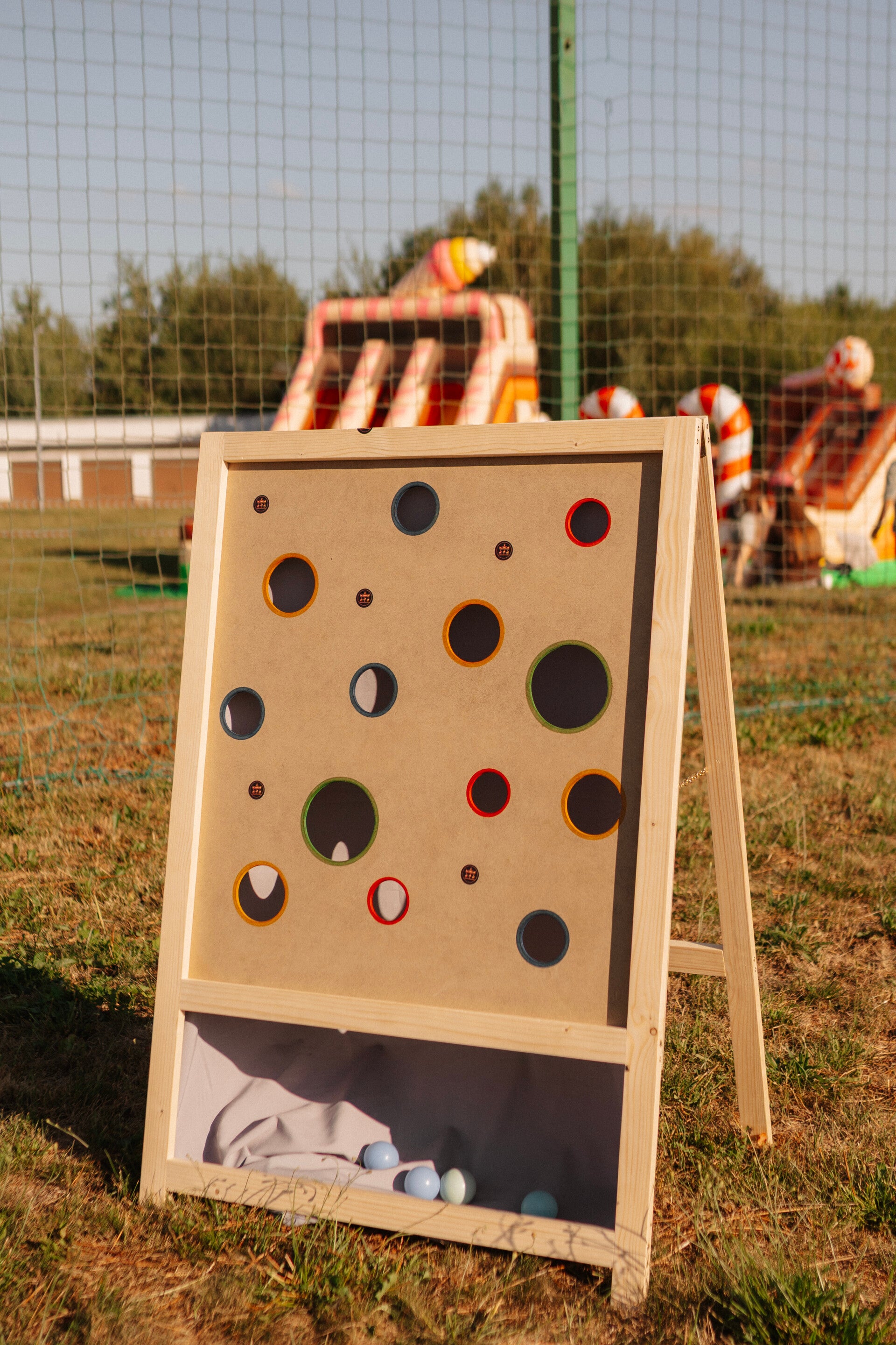 Gra XXL Piłeczkomat podczas pikniku sąsiedzkiego w Kożuchowie – Dziuba.fun