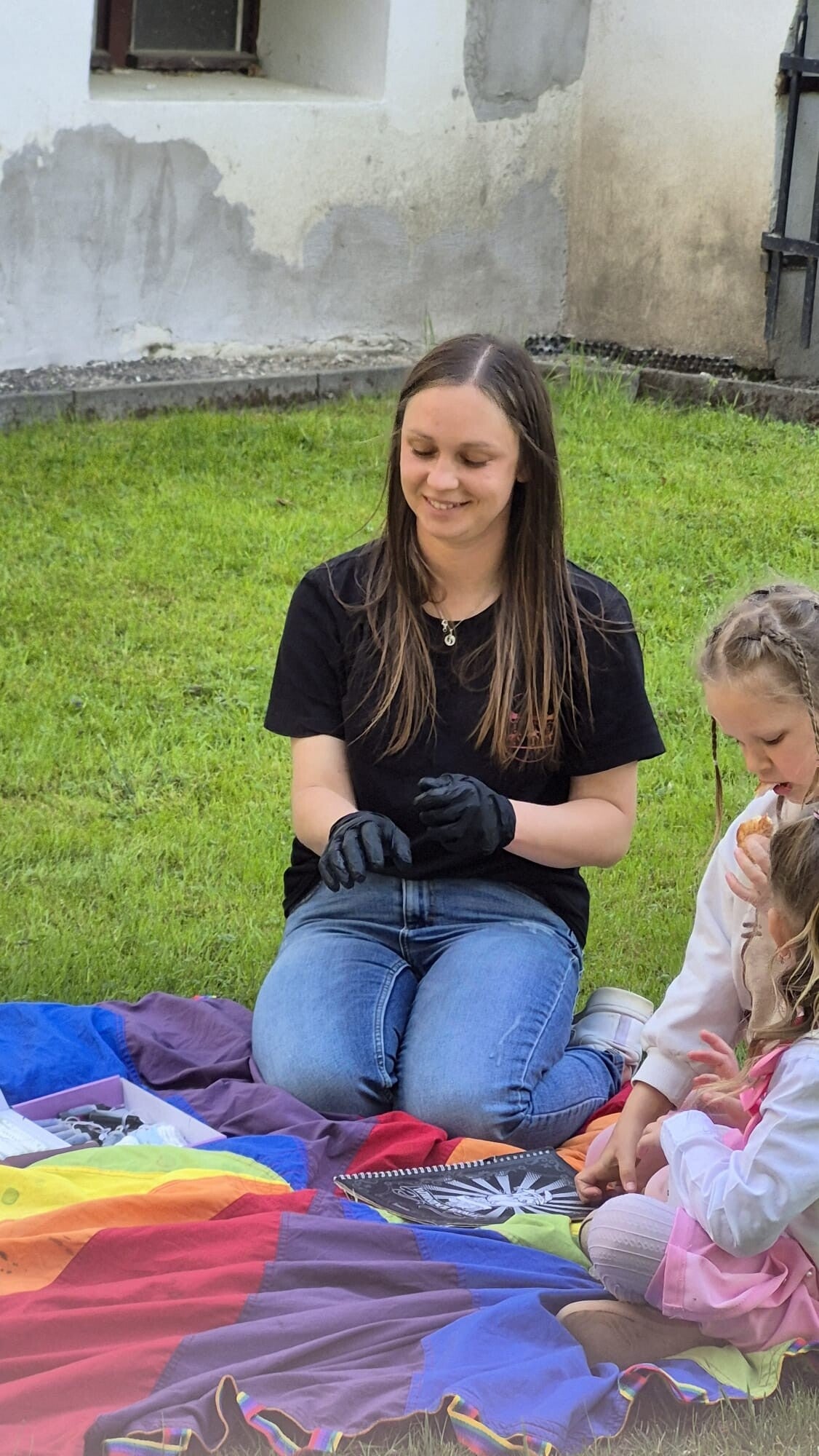Animatorka Kamila podczas zabawy z chustą animacyjną – Dziuba.fun