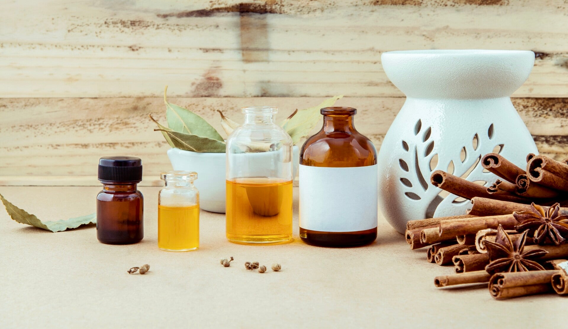 Diffusion d’huile essentielle de cannelle avec orange et clou de girofle – ambiance hivernale.