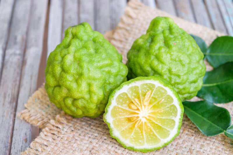 Diffusion d’huile essentielle de bergamote et lavande – ambiance détente du soir.