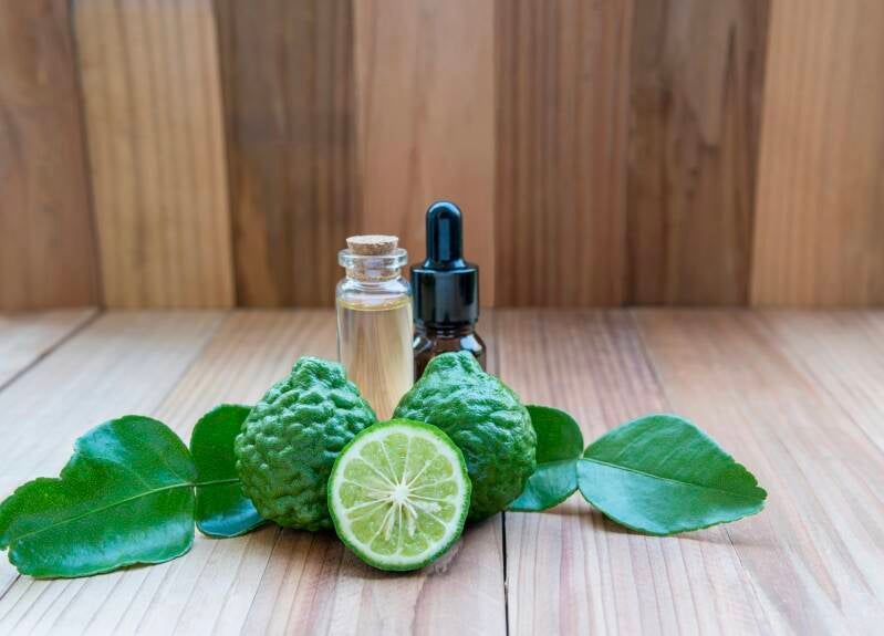 Flacon d’huile essentielle de bergamote – propriétés relaxantes et anti-stress naturelles.