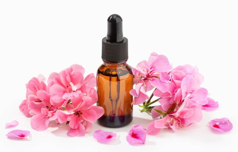 bouquet de géranium rosat avec flacon transparent : solution naturelle peau, sérénité et parfum doux