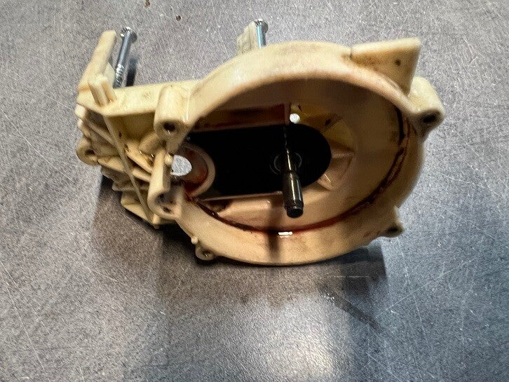 COUVERCLE BAS MOTEUR OLEO MAC HC605E D'OCCASION - Référence K43220036 C