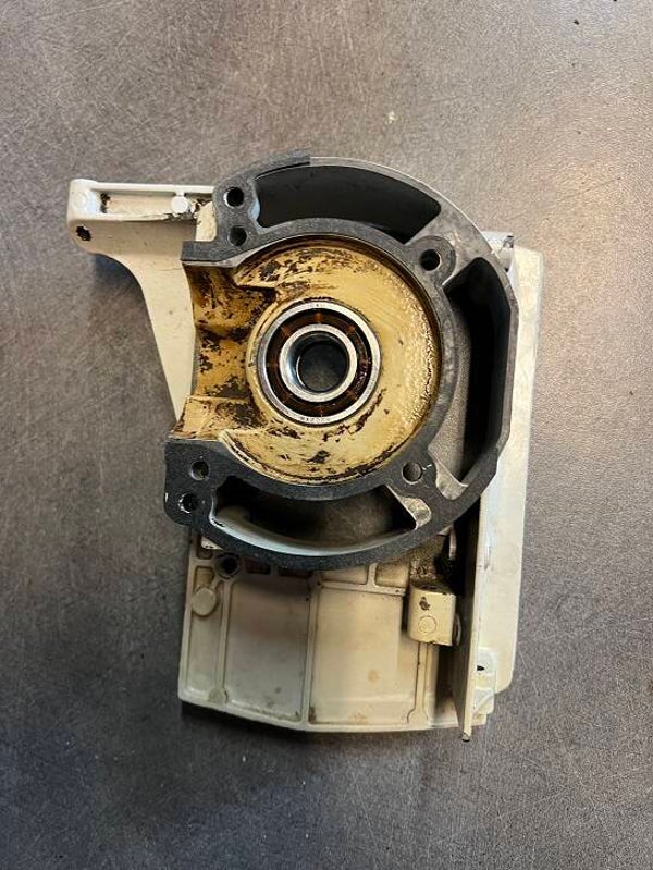 Carter de vilebrequin coté lanceur - Occasion Origine STIHL - Référence 4116-020 2116 / 4116 020 2116 / 4116-020-2116 / 41160202116