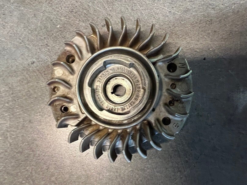 ROTOR - VOLANT - Origine STIHL - 026 - MS260 - MS240 - 024AVEQ - 024 - 026 - Occasion - Référence  1121-400 1200 / 1121-400-1200 / 11214001200