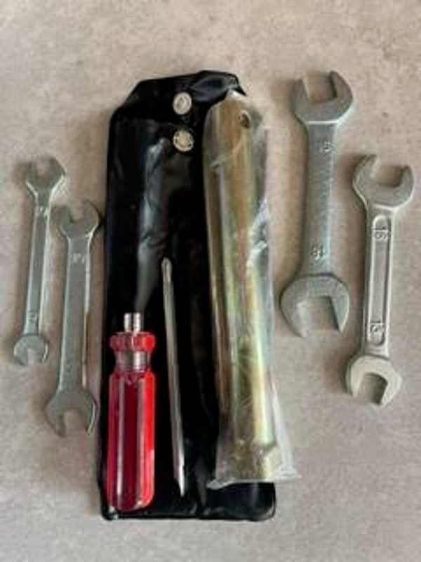 kit outillage Clé à bougie 22 mm tournevis plat et cruciforme + 4 Clés plates