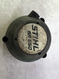 Couvercle de lanceur occasion origine Stihl BR550 - Référence 4282-195 0550 / 4282 195 0550 / 4282-195-0550 / 42821950550